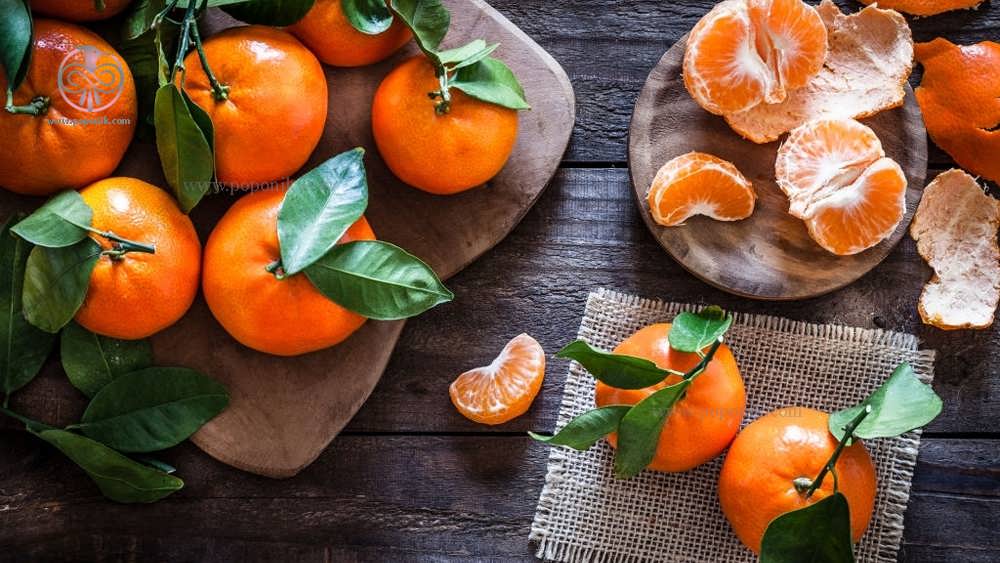 نارنگی های تازه ارگانیک بر روی میز چوبی