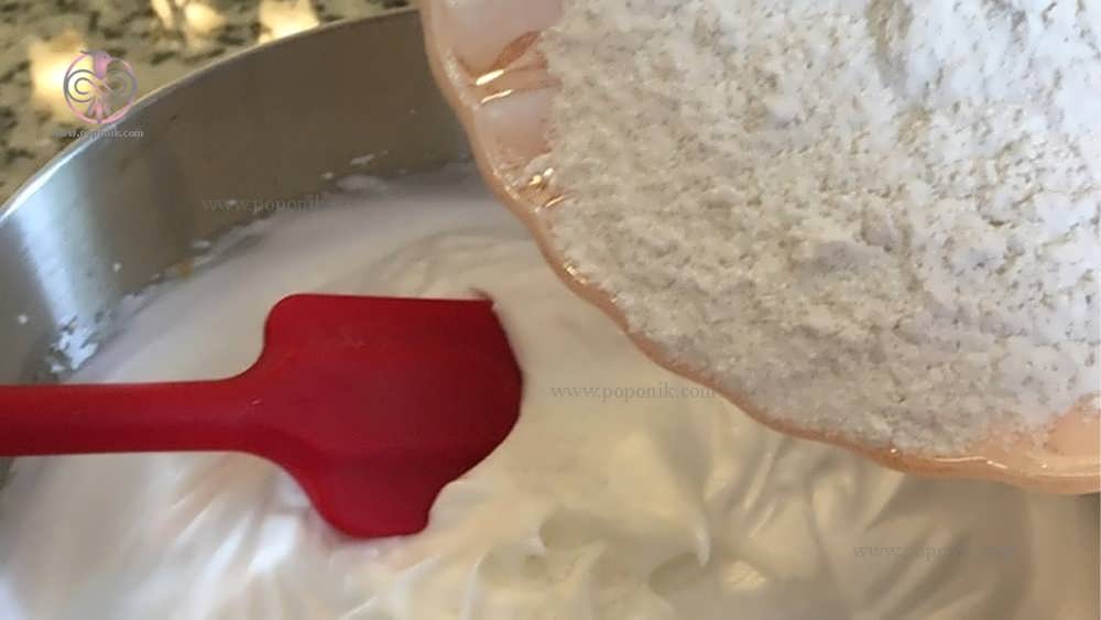 ریختن خمیر کیک درون ظرف لوله دار