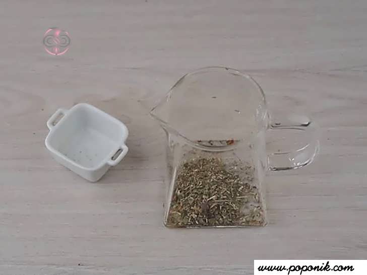 مخلوط چای گیاهی خود را به یک فنجان یا قوری اضافه کنید