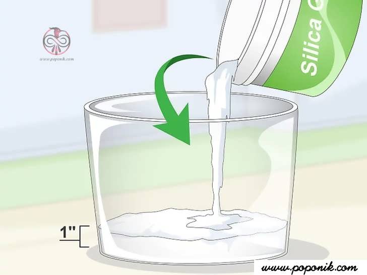 ژل سیلیکا را در یک ظرف شیشه ای یا پلاستیکی بریزید
