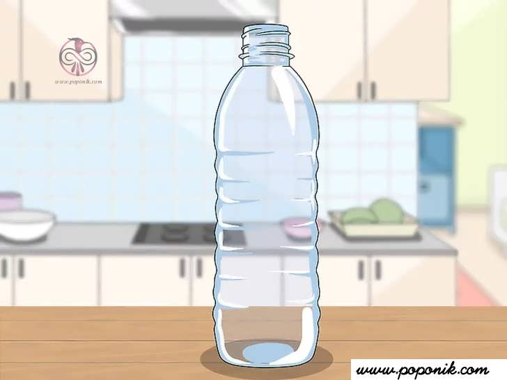 یک بطری پلاستیکی برای استفاده پیدا کرده و برچسب آن را بردارید