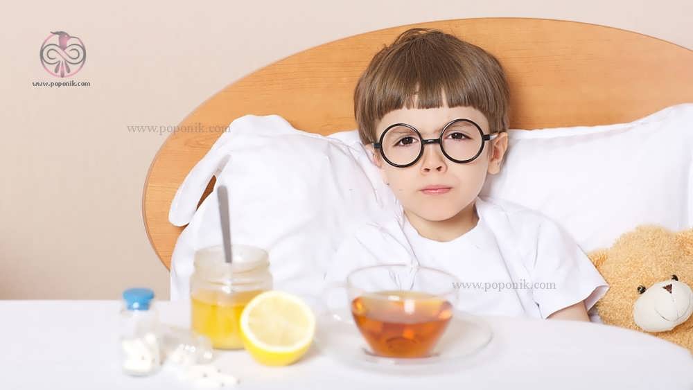 پسر مریض در تخت همراه چای و آبلیمو و عسل