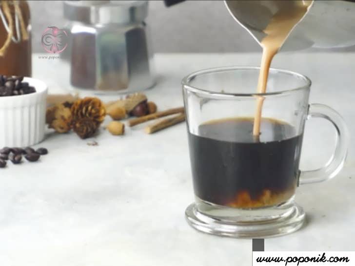 ریختن شیر و قهوه در لیوان