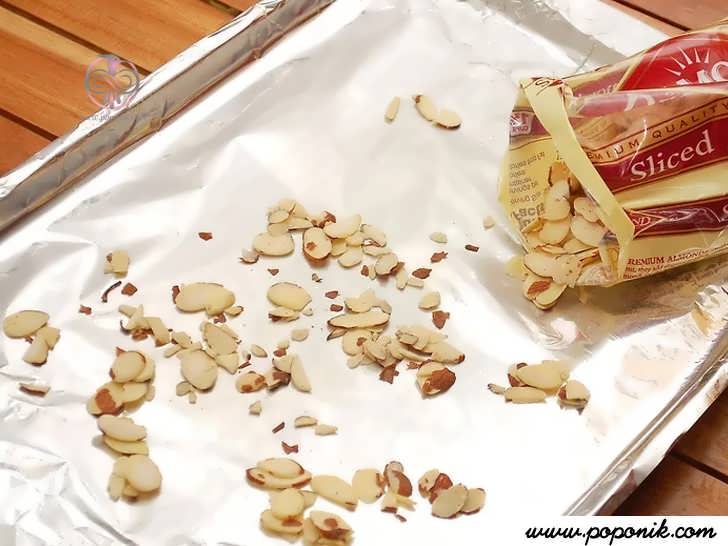 بسته بادام پوست کنده را در ظرف فر بریزید.