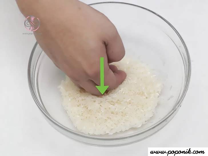 برنج را با دست فشار دهید
