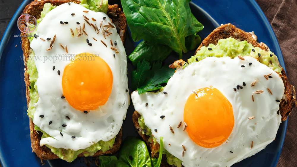 دو تخم مرغ با سبزیجات