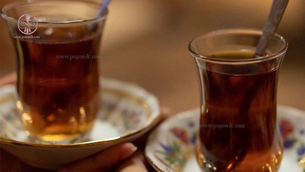 دو فنجان با چای و قاشق