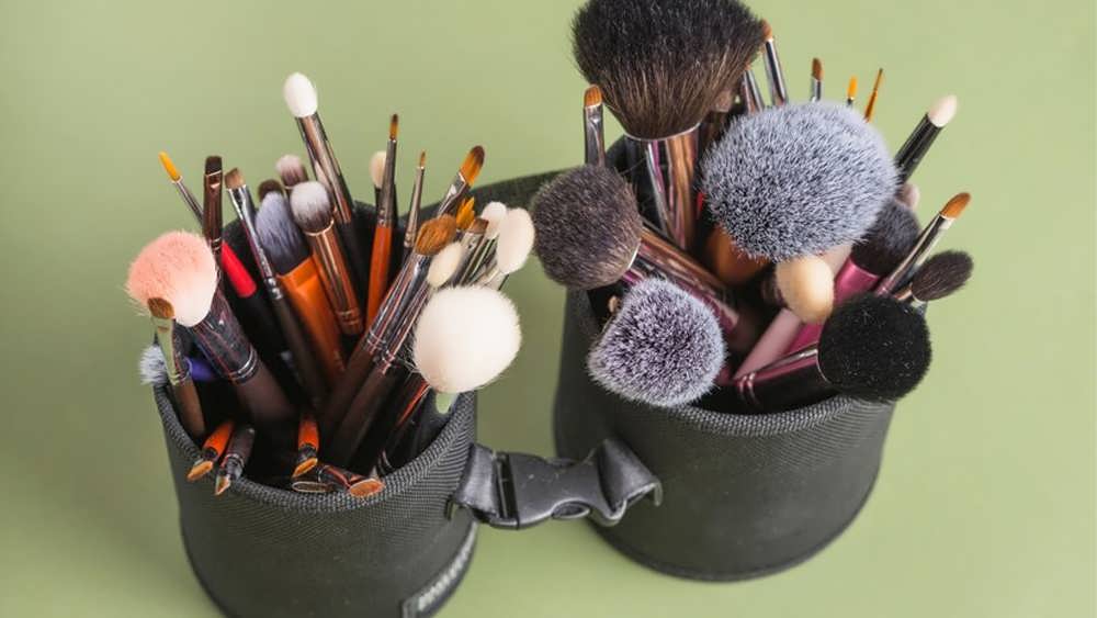  چرا باید کیف لوازم آرایش خود را تمیز کنیم؟